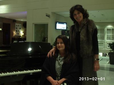 GRETTA DUISENBERG AND ALICIA ALONSO BERNAL. ALICIA ALONSO BERNAL CON GRETTA DUISENBERG, (ESPOSA DEL PRIMER PRESIDENTE DEL BANCO CENTRAL EUROPEO), EN EL HOTEL PALACIO BARBIZON DE ÁMSTERDAM (HOLANDA).