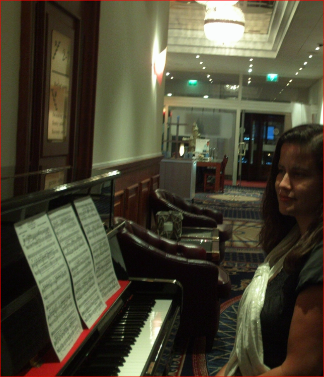 ALICIA ALONSO BERNAL TOCA EN EL PIANO "A MI MANERA" EN EL HOTEL "NH ATLANTIC" DE HOLANDA.